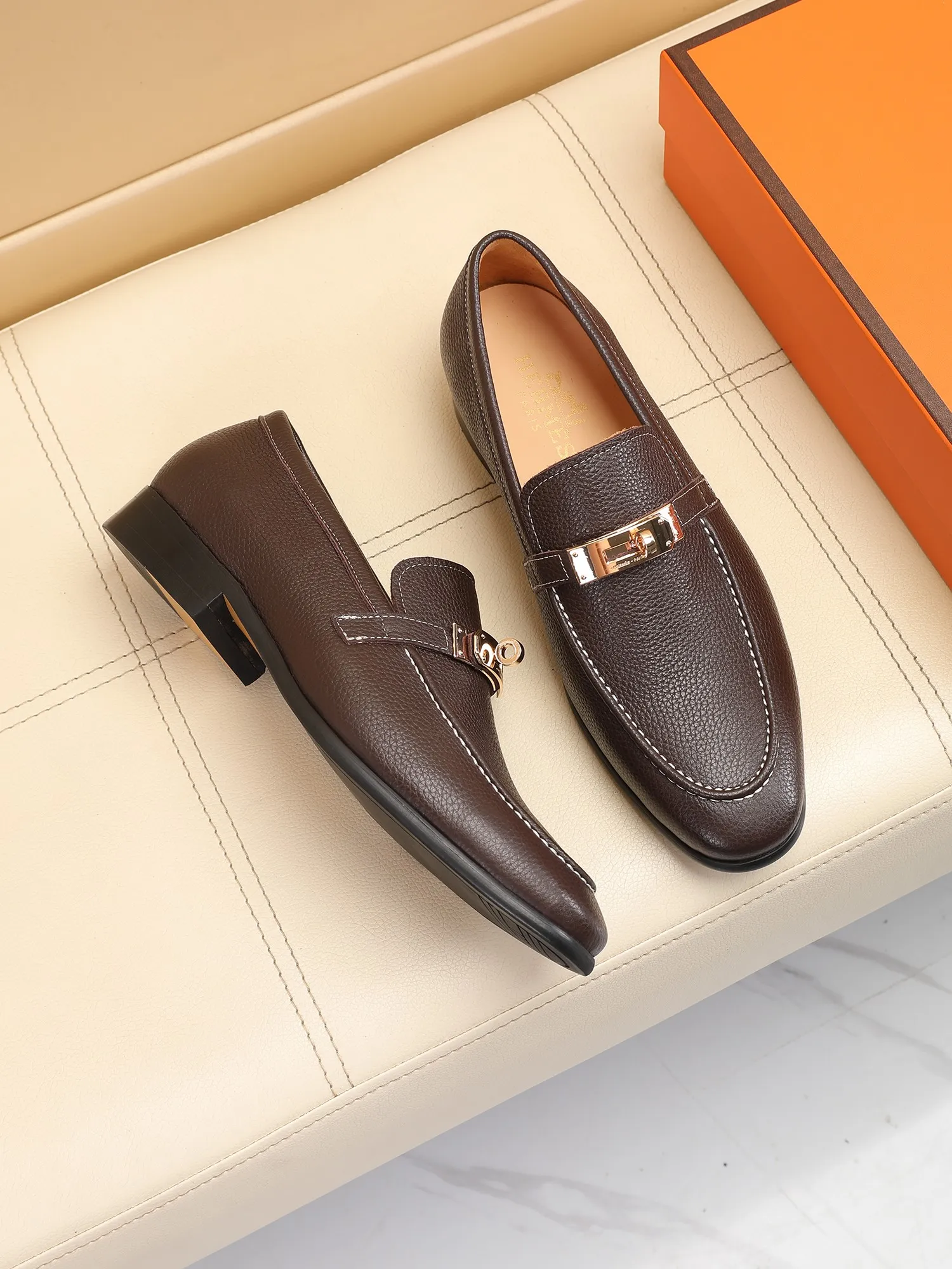 Factory price 440💶[HERMES] (cowhide lining)🍀Italian top luxury🍀He does not pursue novel styles and gorgeous colors, but attracts the favor of successful men with his flawless, elegant and classic style! This very, very comfortable, simple and stable style makes it easy to match any style! The pattern is absolutely 1:1 refined from the original case, and we strive for excellence in materials, imported cowhide + cowhide lining💪💪💪extraordinary texture👍! .Code number: 39 to 44 (38.4546 customized)